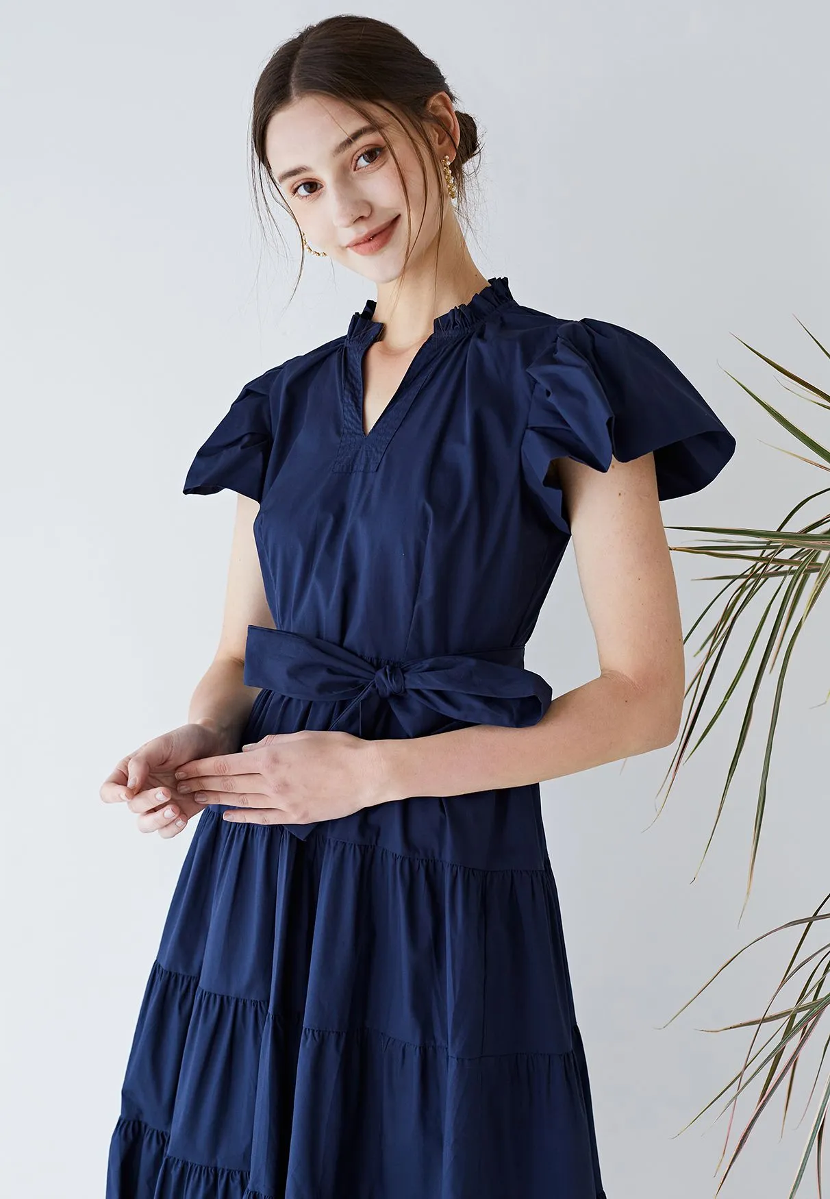 Robe en coton à volants et manches flottantes à encolure en V en bleu marine